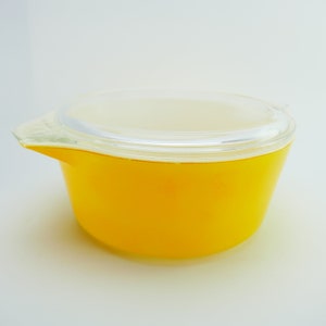 Vintage yellow Pyrex Casserole Retro Clear Lid 475