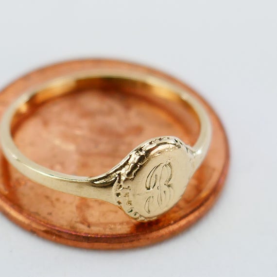 Tiny ring 2 1/4 US oval monogrammed ring 10K Yell… - image 1