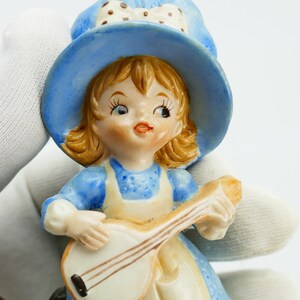 Figurine vintage douce fille musicienne, lapin, guitare, décoration champêtre en porcelaine de Taïwan image 3