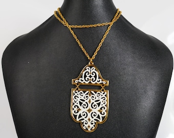 Collier Vendôme vintage brutaliste avec pendentif doré et blanc sur chaîne dorée