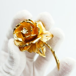 Vintage Magnifique Marcel BOUCHER gold tone Brooch 3D Rose Signed 8085 rhinestones Costume jewelry designer