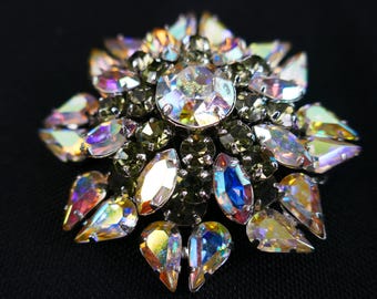 Broche vintage Jay Flex em prata de lei com strass AB e detalhes em cinza, assinado. Bijuteria.