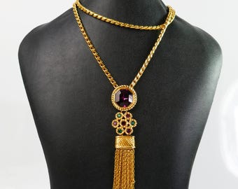 Colar Swarovski Vintage com o símbolo do cisne roxo e detalhes em tom dourado.