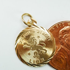 Colgante con medallón de león del zodíaco de oro amarillo de 14 quilates vintage grabado con el signo astrológico Leo, 1,0 g, pequeño, francés - Joyería fina - Oro macizo