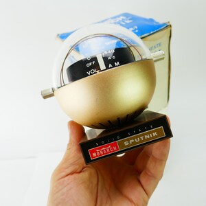 ラジオ)SOLID STATE TIMES SPUTNIK A replica of Sputnik 1 at