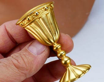 Broche antiguo de cáliz eucarístico con medalla de Jesús en tono dorado