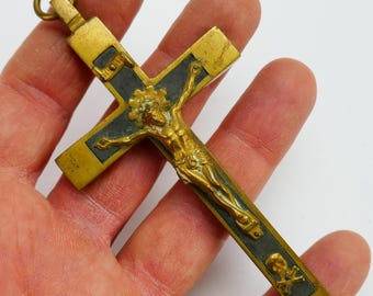 Crucifijo de metal vintage de 4" con incrustaciones de ébano y calavera de Jesús.