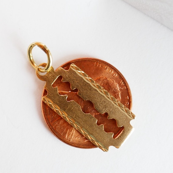 Vintage 10K Yellow Gold Razor Blade Barber Shop Charm Pendant Fine Jewelry Solid Gold 1.2g