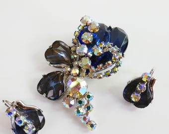 Broche vintage PIERRE com brincos de pressão combinando, em strass azul escuro, bijuteria assinada AB.