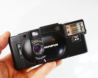 Appareil photo argentique Olympus XA2 A11 noir Zuiko 35 mm pour pièces détachées ou réparation