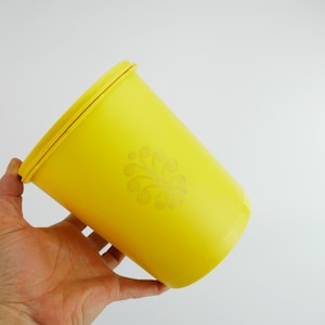 Vintage jaren &#39;70 plastic Tupperware gele bus drukknop picknick retro pot