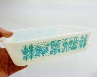 Plato para refrigerador Pyrex Amish 503 vintage SIN tapa, color turquesa sobre fondo blanco con estampado de mantequilla.
