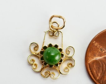 Vintage 14K Yellow Gold filigree green stone Charm Pendant swirly design - Fine Jewelry - Solid Gold