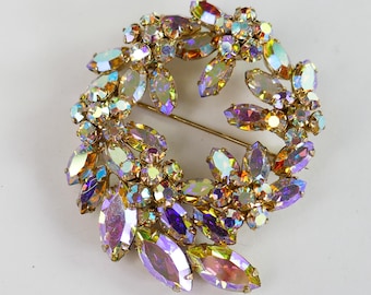 Broche vintage AB Crystal Aurora Borealis, sem assinatura, bijuteria em tom dourado.
