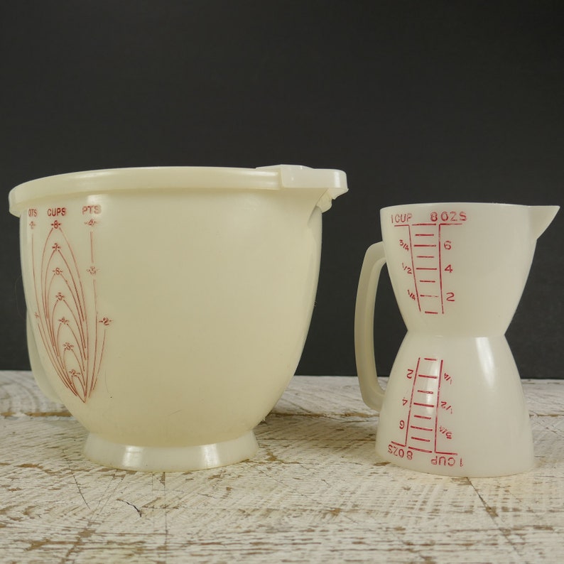 Lime Green Tupperware Mix /& Store Batter Bowl 8 Cup Measuring Pitcher