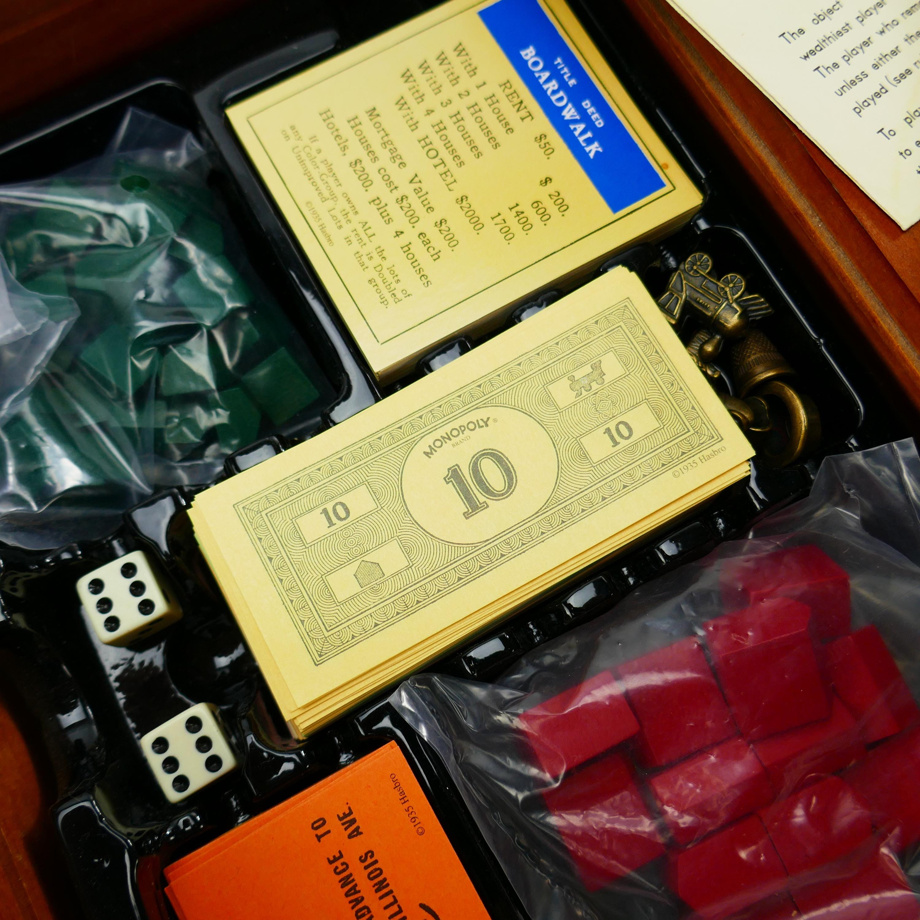 ヴィンテージスタイルの木製ブックモノポリーボードゲーム木製トークン