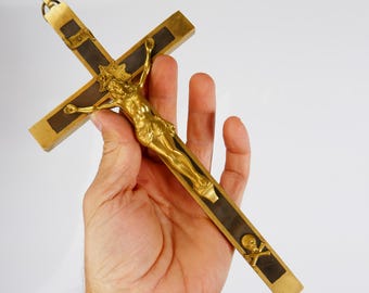 Crucifix vintage de grande taille (25 cm) en laiton, représentant un crâne et des os croisés, avec une croix en ébène et des ornements représentant Jésus et Dieu. Rare. Inri Sacré-Cœur.