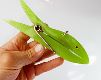 RARO peso de papel/prendedor de roupa vintage grande em baquelite estilo MCM, cor verde peixe.