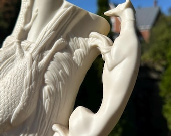 Pichet ancien victorien House of Litz, décor de lévrier en relief, en porcelaine anglaise biscuit