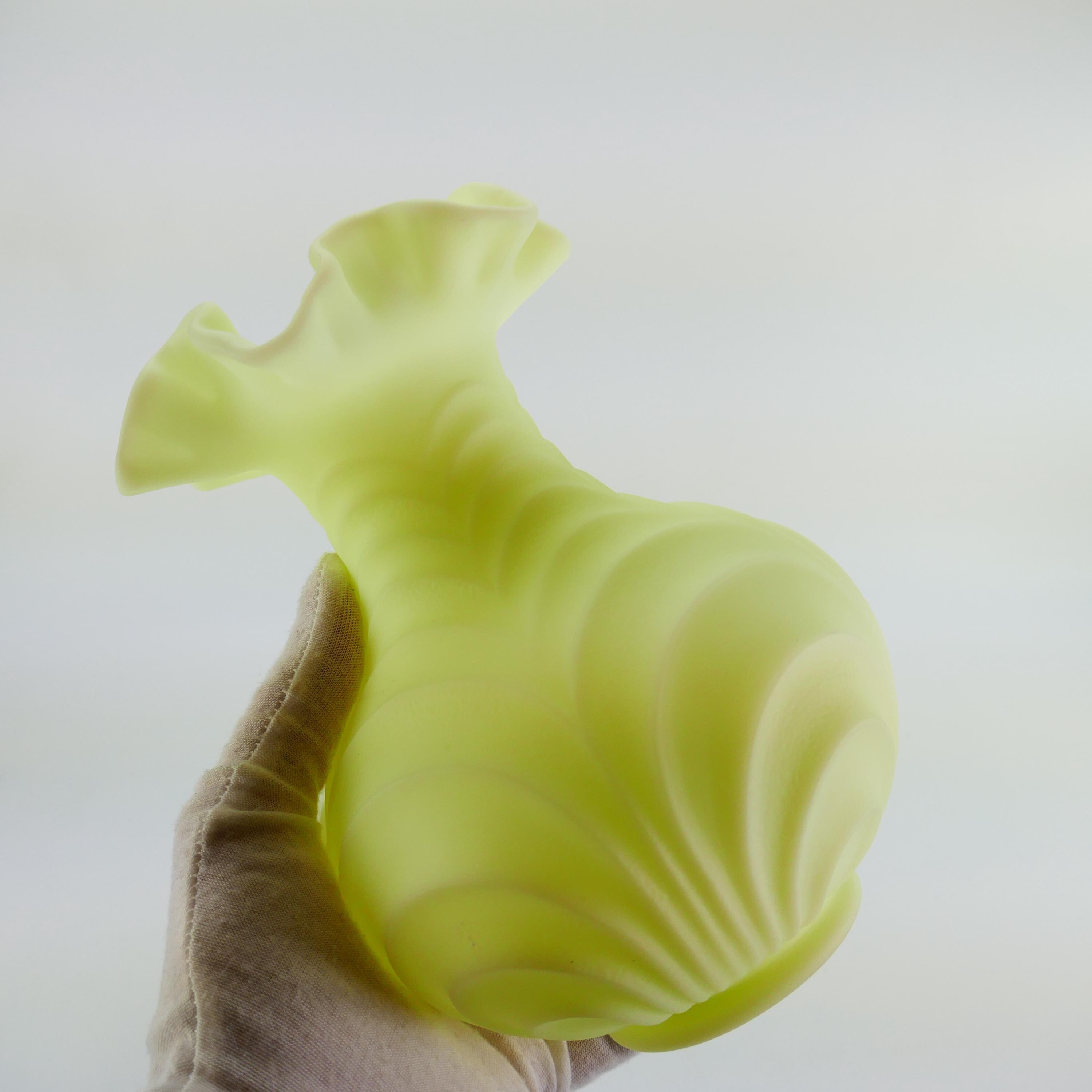 工芸品 Fenton Vaseline Uranium Custard Vase Vintage Fenton Custard Glass Uranium Drapery Uranium Ruffled Rim