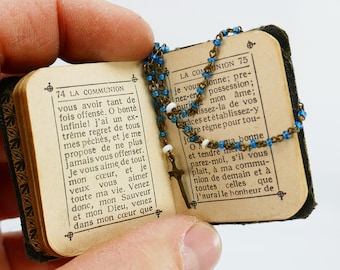 Libro de oraciones católicas y rosario en miniatura en francés.