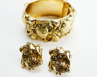Vintage Whiting Davis Cuff bracelet & matching clip on Earrings Gold Tone Art Nouveau Etruscan Repousse Hinge Bracelet