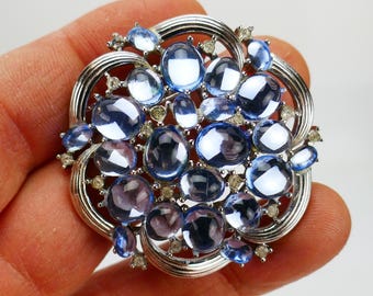 Broche vintage Trifari azul, bisutería de diseño, tono plateado.