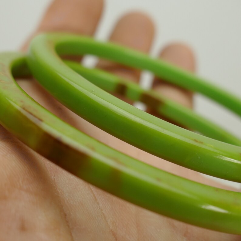 TESTED Vintage Bakelite Bangle Lot of 2 Marble Green Costume Jewelry Bracelet bak\u00e9lite plastic spacer