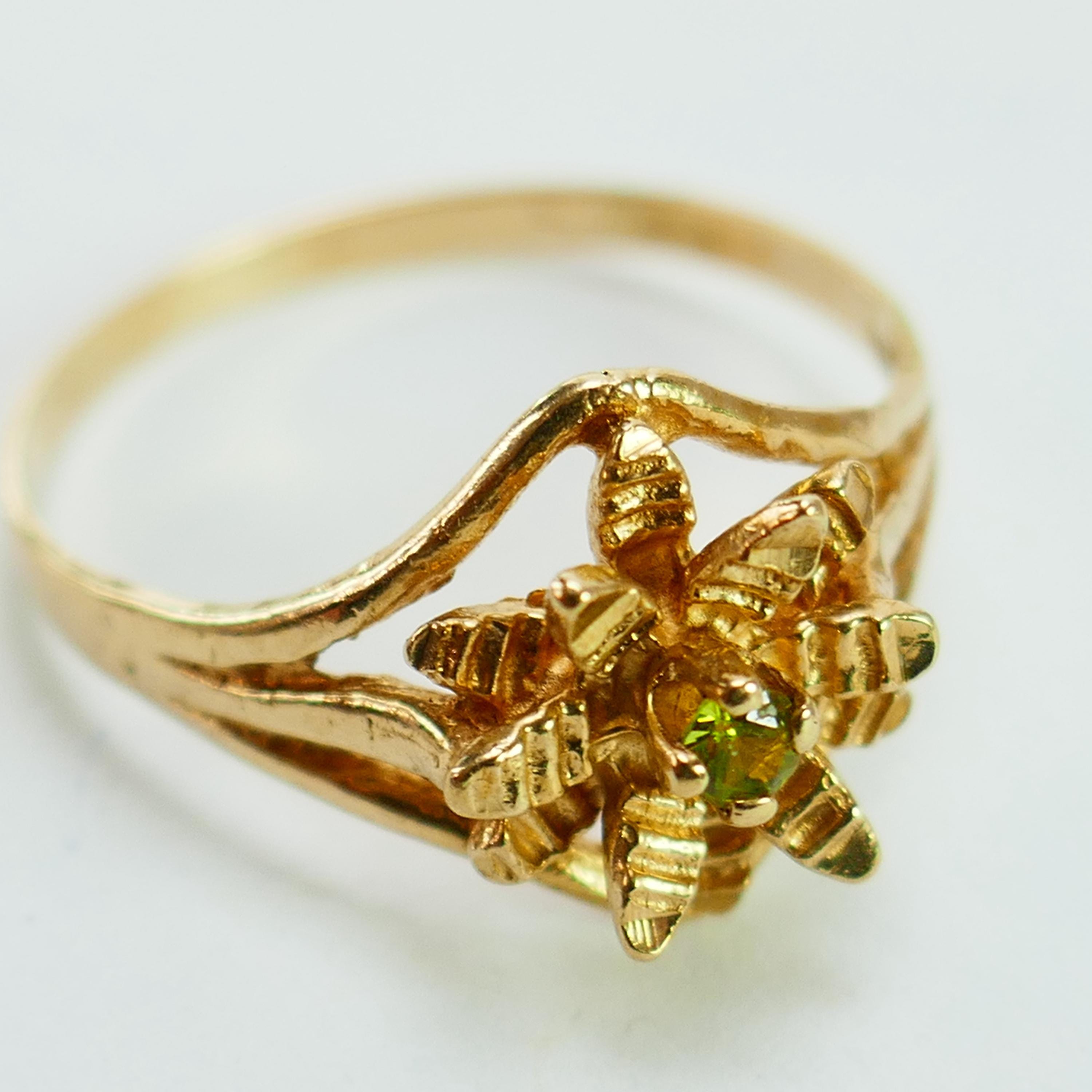 Vintage 10K Yellow Gold Green Glass Stone Ring Flower Size 8
