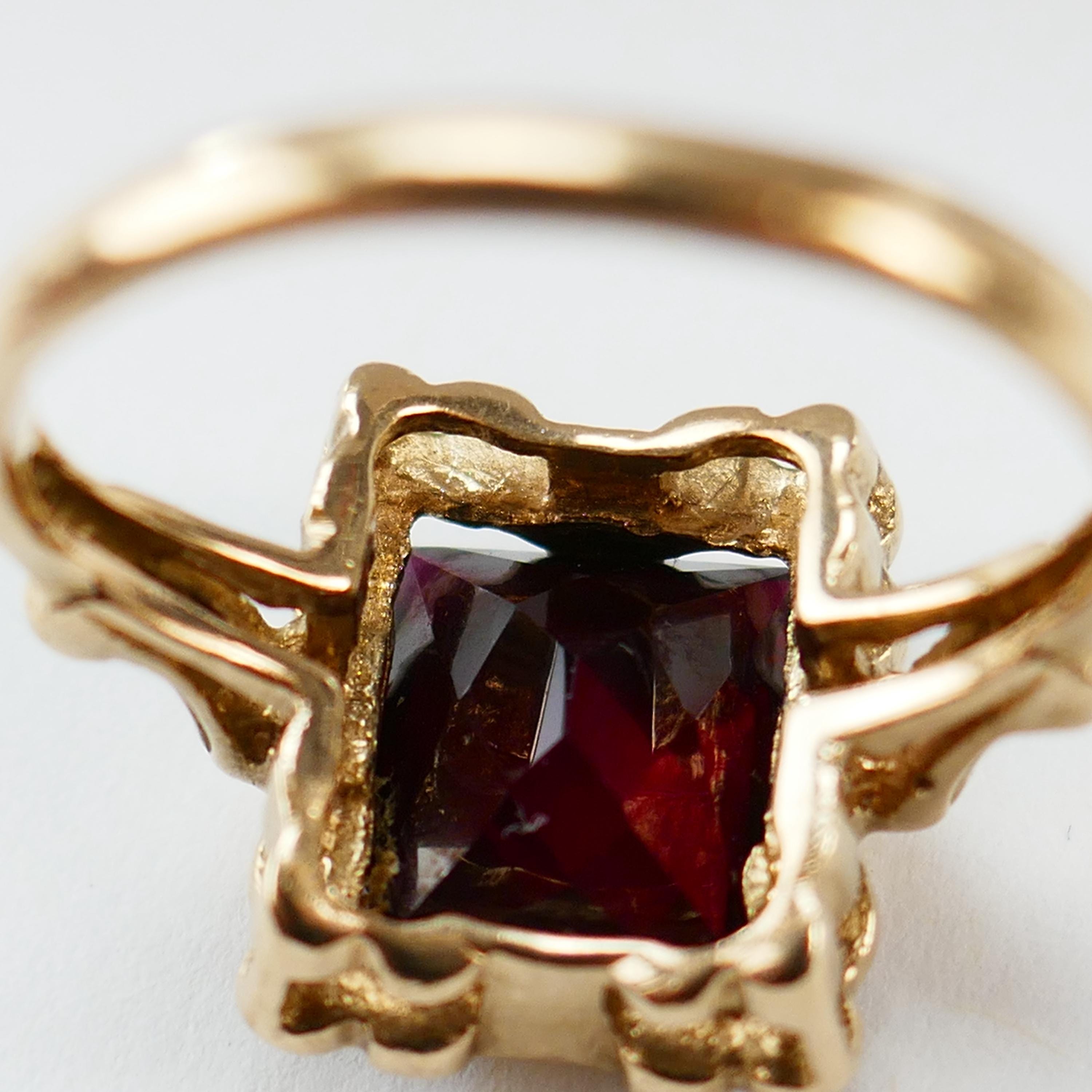 Bague Vintage En Verre Rouge Et Plaqué Or - Taille 58 - Occasion (État Moyen)