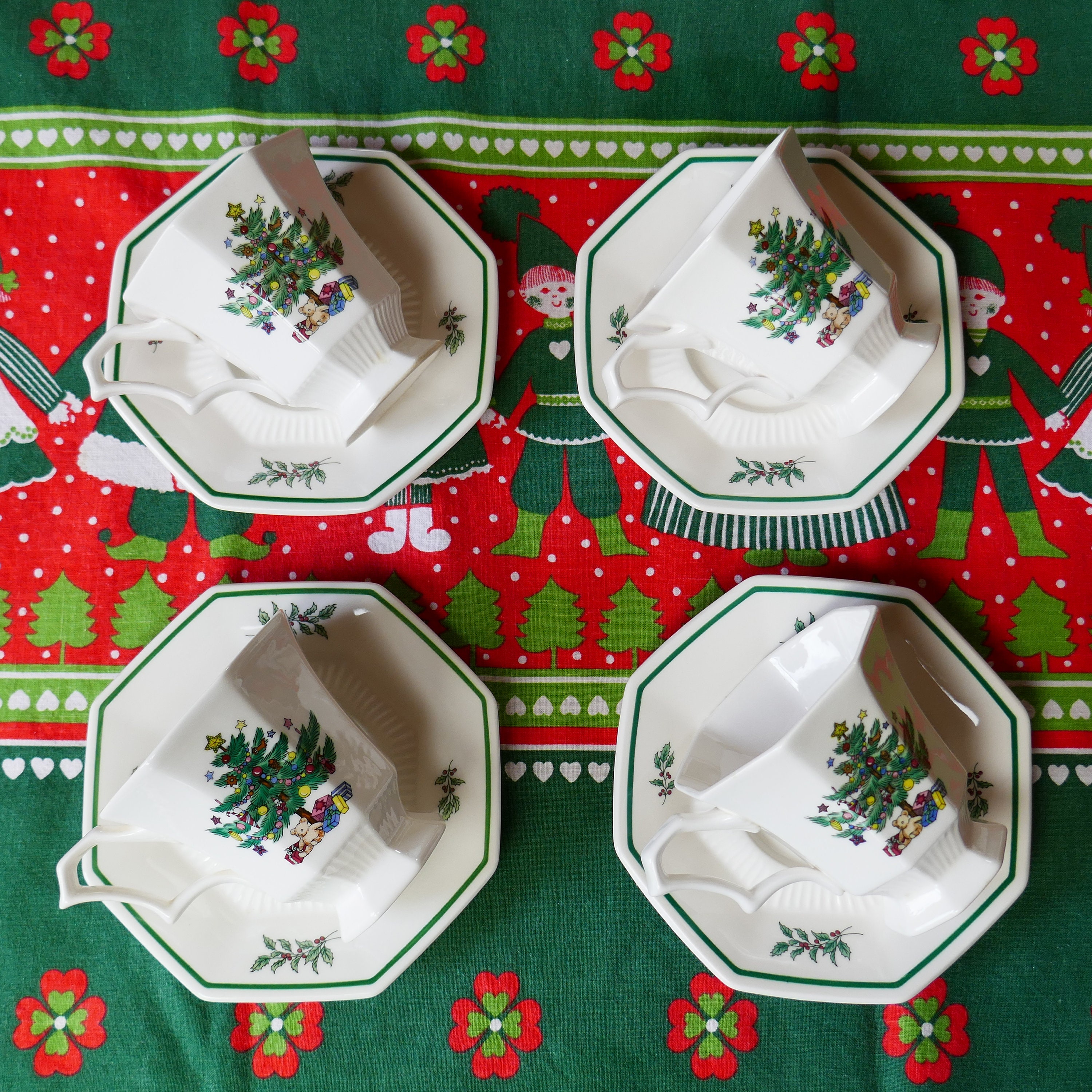 12 Piece Set Of Nikko Christmastime Dishes DINNER PLATES