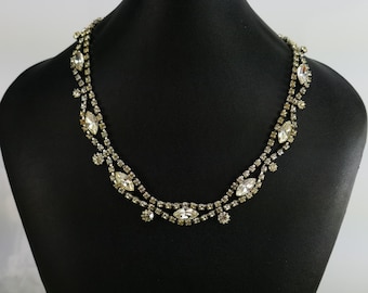 Collar vintage Sherman de tono plateado transparente con cristales Swarovski, bisutería firmada por el diseñador Gustave Sherman.