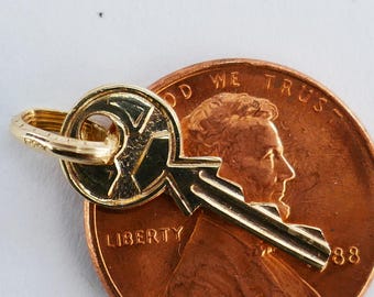 Estate 10k Yellow Gold key pendant lucky Jewel minimalist Vintage