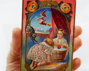 Ancienne carte postale citrouille d'Halloween en relief, sorcière rouge, chat noir, enfants, pommes flottantes, hibou, décoration colorée pour des bonbons ou un sort