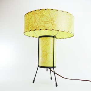 ¡Guau! Lámpara de trípode con pantalla de fibra de vidrio amarillenta lima poco común, moderna de mediados de siglo. Atómico. MCM vintage de los años 50