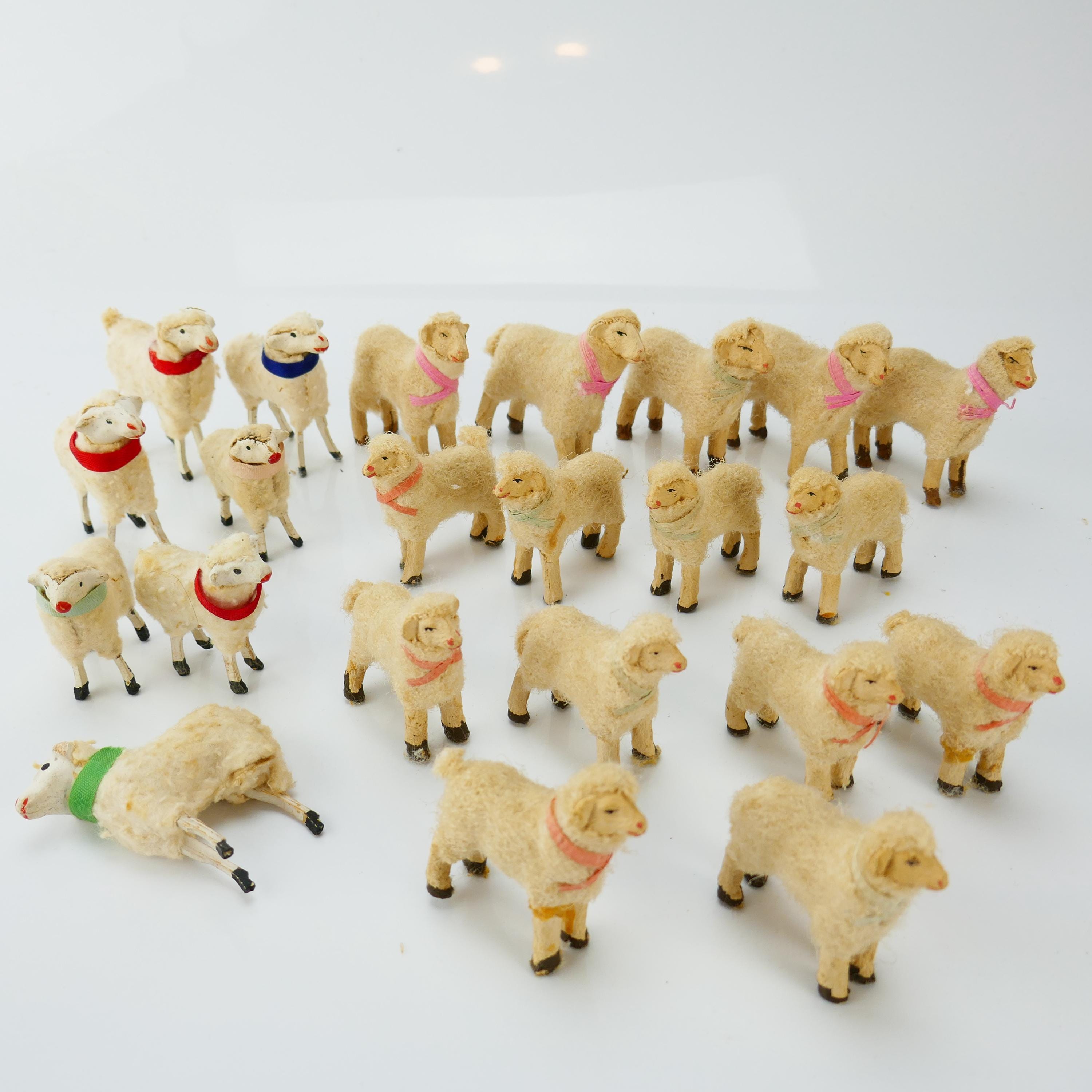 プップ さま】* antique sheep ✵ * 鈴をつけた小さな 羊さん