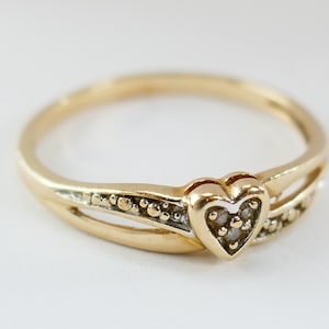 Vintage 10K Gelbgold Ring Herz 3 Diamanten Band Größe 16 3/4 US zart minimalistisch Solid Gold Fine Schmuck