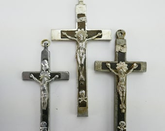 Cruz de Jesús en la cruz, joya religiosa, calaveras de madera, lote de 3 piezas antiguas y vintage.