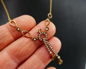 Collar antiguo victoriano de oro amarillo de 14 quilates con peridoto y perlas cultivadas y colgante colgante.