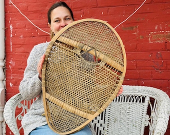Raquetas de nieve de madera antiguas con forma de pata de oso, estilo Babiche, canadiense, estilo rústico, para cabaña o cueva de hombre.