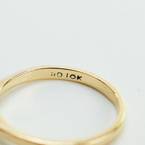 K&ouml;nnte beinhalten: Nahaufnahme des Inneren eines Goldrings mit der Inschrift "10K" auf der Band.