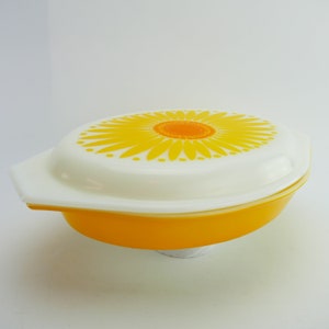 Vintage Divided Yellow Pyrex Casserole Retro sunflower Daisy 1960s Dish 1 Quart