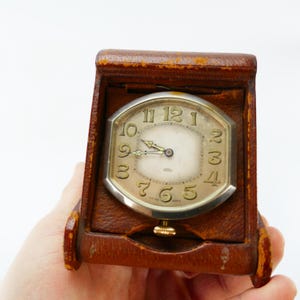 Horloge de voyage ancienne 8 jours Suisse avec étui en cuir vintage