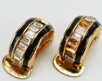 Pendientes vintage de clip Christian Dior en tono dorado con esmalte negro y diamantes de imitación.