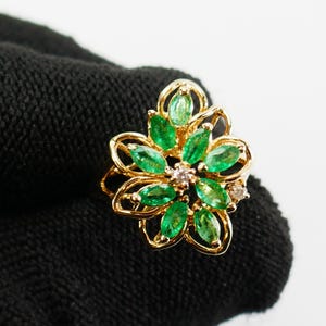 Vintage 14K Gelbgold grüne Steine Glas & 2 Diamanten floral eleganter Ring Größe 6 3/4 US - Fine Jewelry - Solid Gold