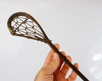 Amostra vintage de taco de lacrosse em miniatura, estilo indígena canadense, rústico, para decoração de cabana, caverna ou chalé.