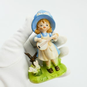 Figurine vintage douce fille musicienne, lapin, guitare, décoration champêtre en porcelaine de Taïwan image 1