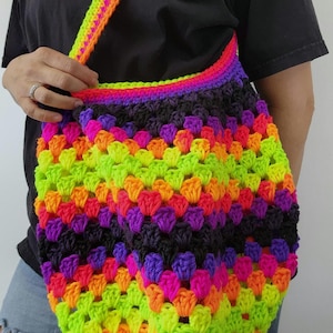 Bolsa de mercado tejida a crochet con punto de abuela arcoíris, bolsa de playa hippie brillante