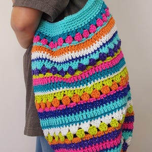 Bolso de playa bohemio hippie con bordado de abuela y joya de colores brillantes