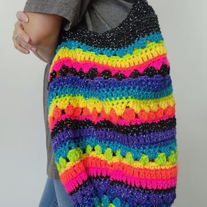 Bolsa de crochet con punto de abuela y destellos de arcoíris brillante, bolso de playa bohemio hippie